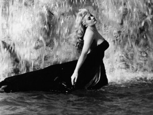 La Nièce de Fellini Anita à la fontaine