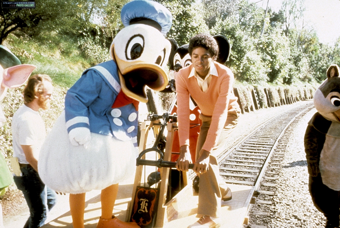 michael-films-a-special-at-disneyland-for-disneys-25th-anniversary(15)-m-3