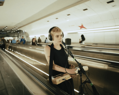 Suzanne Landier jouant du synthé dans le métro parisien