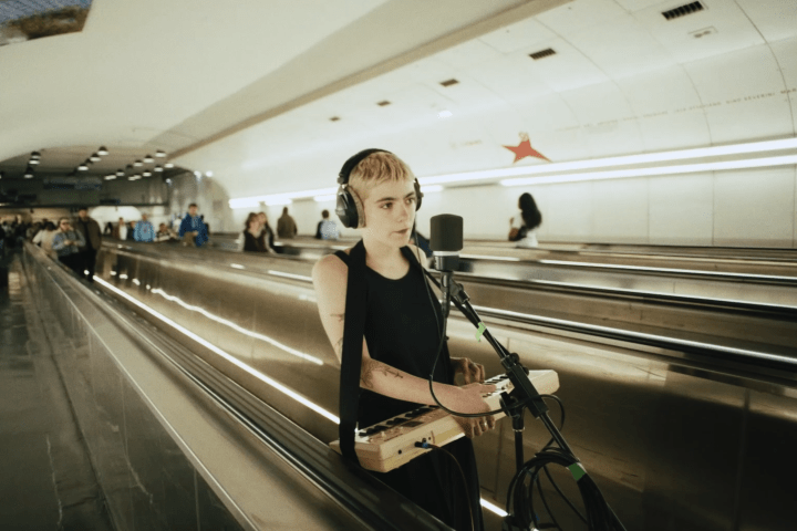 Suzanne Landier jouant du synthé dans le métro parisien