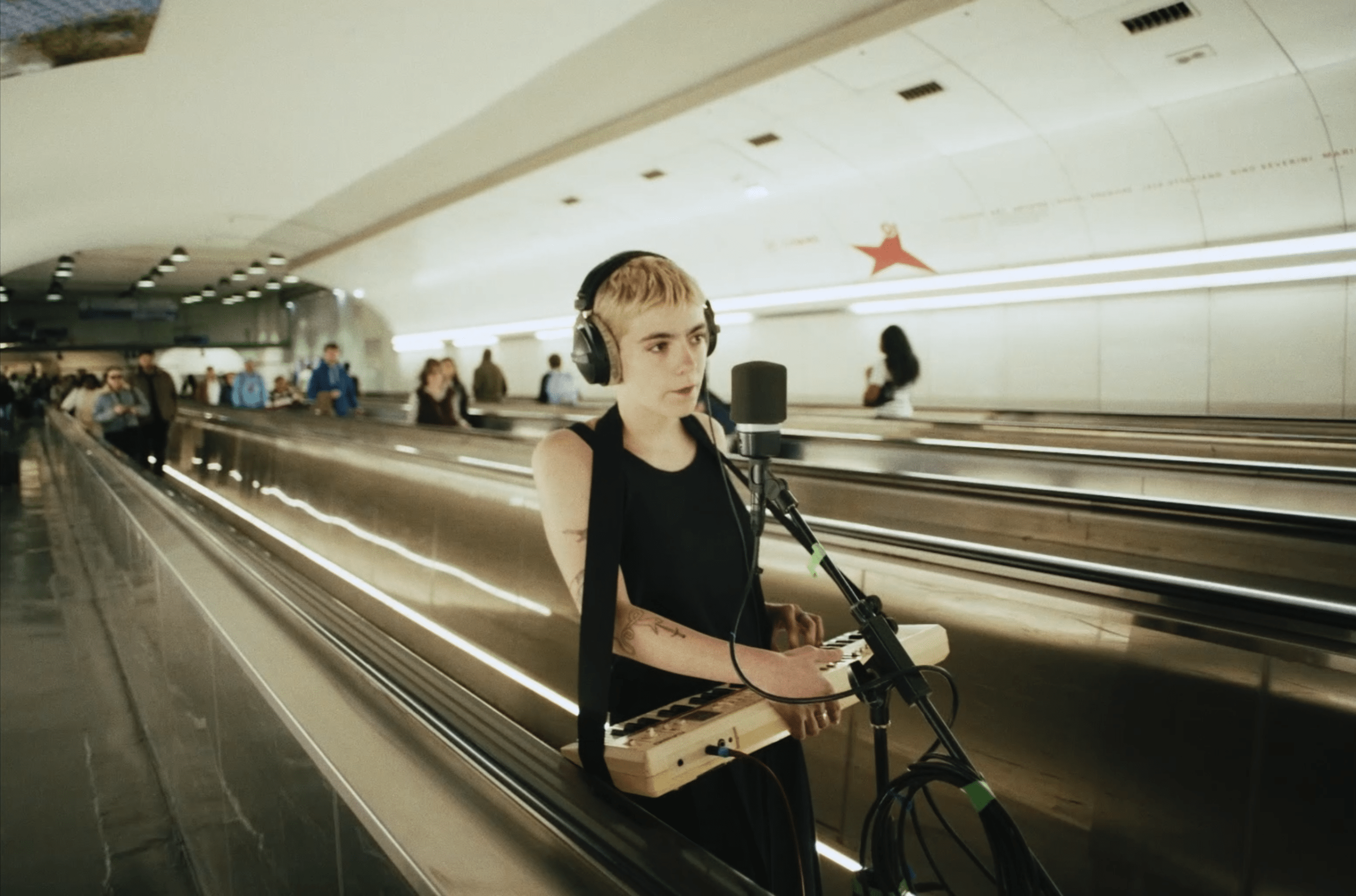 Suzanne Landier jouant du synthé dans le métro parisien